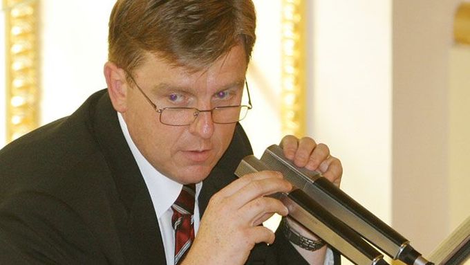 První kroky v nové funkci dočasného šéfa sněmovny Miloslava Vlčka.