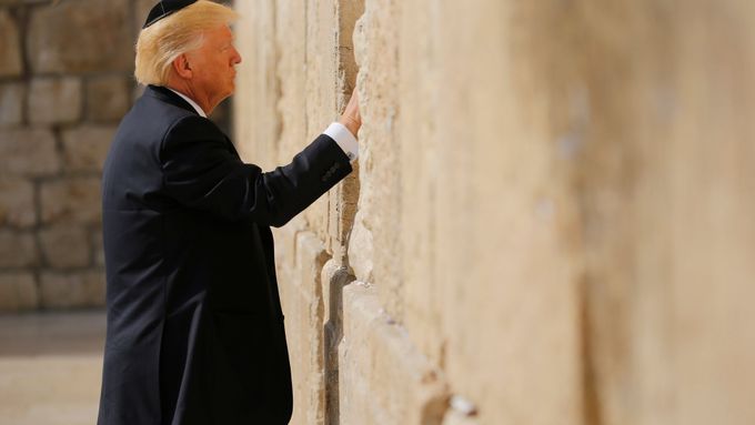 Americký prezident Donald Trump u Zdi nářků v Jeruzalémě v roce 2017.