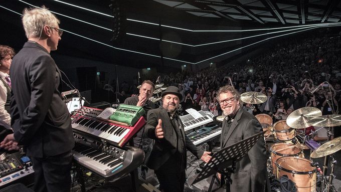 Kapela King Crimson se už několik let nefotí, pár snímků ze zákulisí na svém blogu zveřejnil basista Tony Levin.