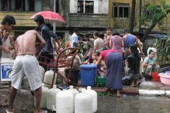 Barmě dochází pitná voda. Lidé umírají na úplavici