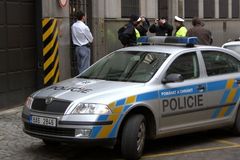 Policie hledá muže, který neúspěšně přepadl poštu v Praze 10