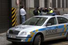 Muž s nožem přepadl banku v Praze 10, utekl s penězi