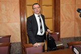 Na zákon si stěžují zákonodárci, kteří byli v parlamentu přehlasováni. Sociální demokraty zastupuje Lubomír Zaorálek.