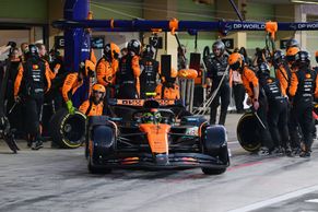 Klíčový závod F1 obrazem: Norris už podruhé měnil gumy, Verstappen předjel Piastriho