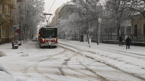 Přívaly sněhu v Praze. Zastavily se tramvaje i autobusy