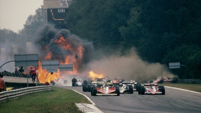 Tragická scéna havárie po startu závodu F1 v Monze v roce 1978.