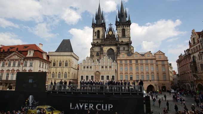 Hvězdy Laver Cupu vystoupily na Staroměstském náměstí