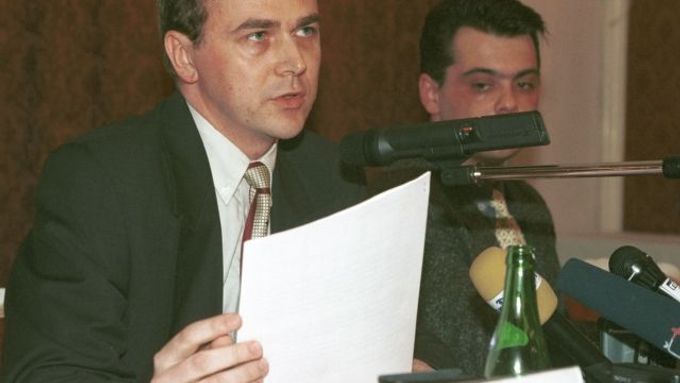 Pavel Tykač (vlevo). Souboj miliardářů o Sazku jde do finále.