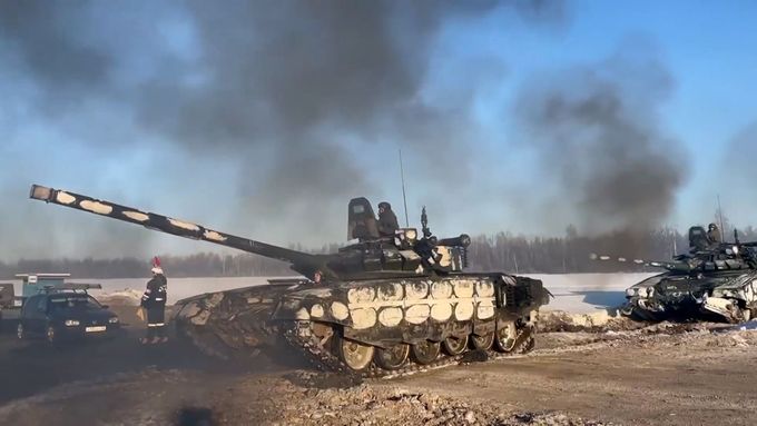 Rusové tvrdí, že stahují vojska od ukrajinské hranice. Satelitní snímky to však nepotvrzují.