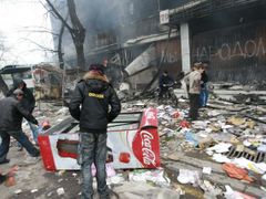 Demonstranti vypálili v Biškeku dva supermarkety