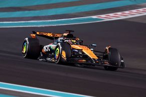 Klíčový závod F1 obrazem: Piastri sází na safety car, stále neměnl pneumatiky