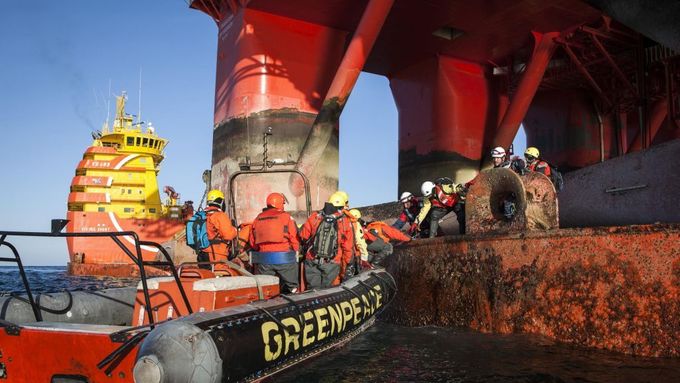Aktivisté Greenpeace u norské ropné plošiny.