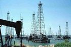 Dění v Libyi vyhnalo cenu ropy nejvýš za dva a půl roku
