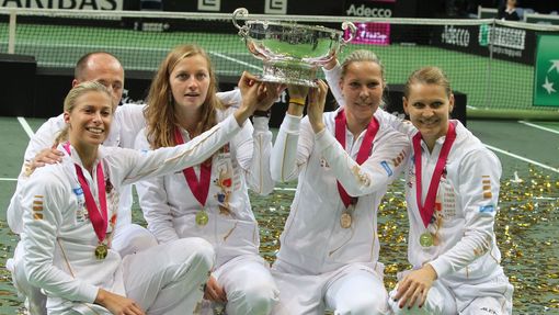 České tenistky slaví vítězství ve Fed Cupu 2012 nad Srbkami.