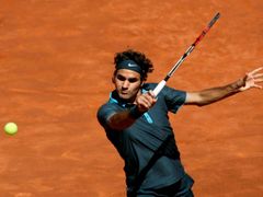 Roger Federer v souboji s Rafaelem Nadalem ve finále v Madridu.