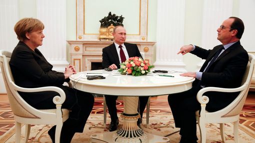 Německá kancléřka Merkelová a francouzský prezident Hollandepřijeli za ruským prezidentem Putinem do Kremlu . Chtějí vyjednat zastavení bojů na Ukrajině.