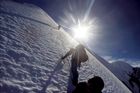 Výstup ke slunci v ledových plotnách na údajně nejkrutější horu světa - Miňa Konku.