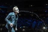 Berlín 2015. Na moment, kdy zpěvák Bono vychrstne vodu, už fotograf čekal, protože ho znal z předchozího vystoupení.