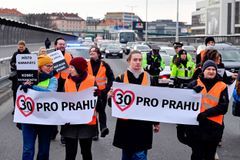 Jezděme po Praze třicítkou, chtějí aktivisté. Omezili dopravu, plánují protesty