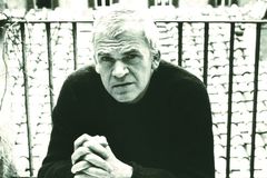 Spisovatel Milan Kundera měl v Paříži kremaci, zazněla hudba jeho otce