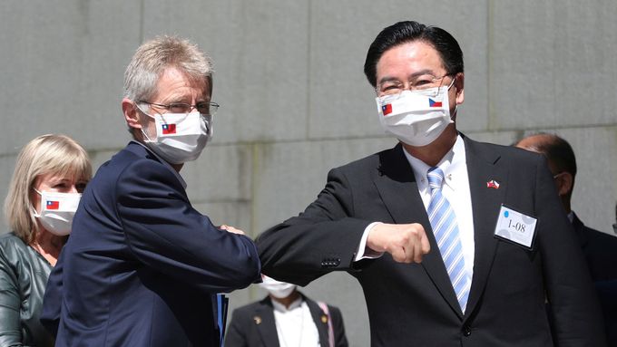 Předseda Senátu Miloš Vystrčil a tchajwanský ministr zahraničních věcí Joseph Wu