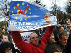 Příznivci Srbské radikální strany demonstrují proti rozhovorům s Evropskou unií.