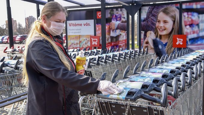 Dezinfekce nákupních vozíku prodejny Kaufland v Karviné kvůli šířícímu se koronaviru