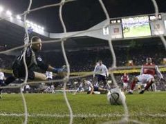 Julio Baptista z Arsenalu právě dává gól do sítě Tottenhamu.