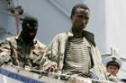 Svět si láme hlavu, co se zadrženými somálskými piráty