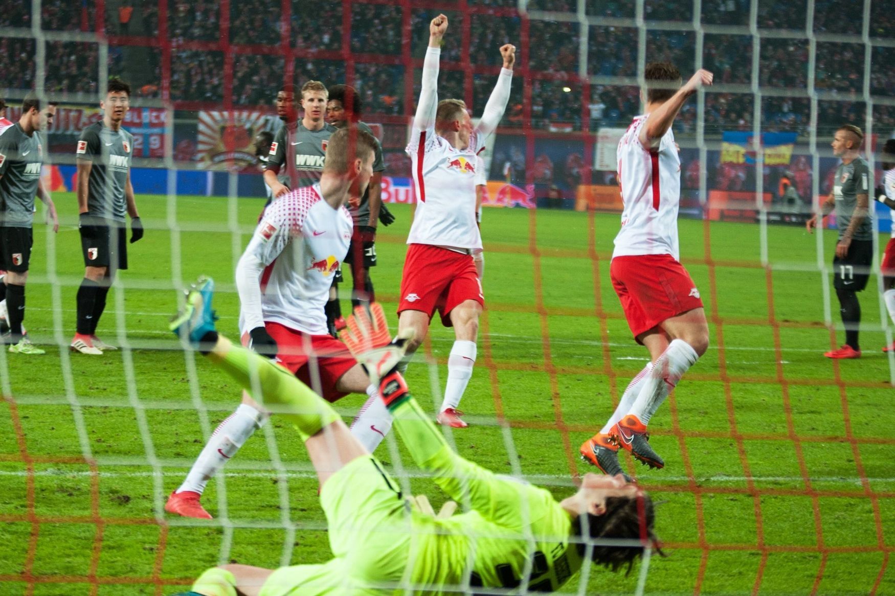 Fotbalisté Lipska slaví gól