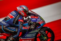 Kornfeil dojel v Rakousku v závodě Moto3 třináctý, Marquez kouzlo "Ducatilandu" nepřelstil