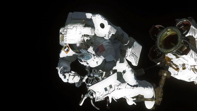 Obrazem: vesmírný svět na ISS, astronauti z Atlantisu v kosmu