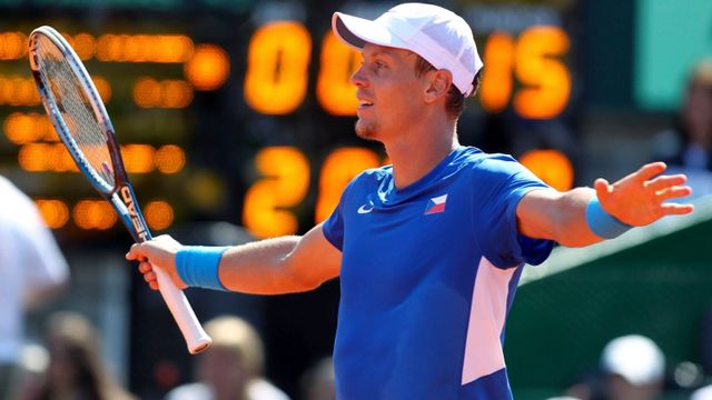 Český tenista Tomáš Berdych v semifinálovém utkání Davis Cupu 2012 s Argentincem Carlosem Berlocqem.