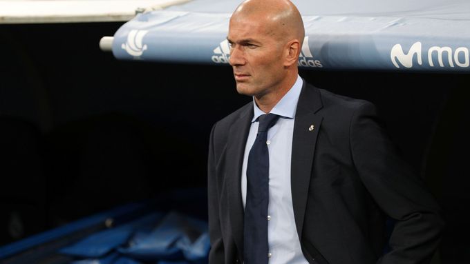 Zinedine Zidane na lavičce Realu.