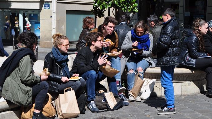 Francouzské fakulty si zakládají na tom, že jejich studenti musí být důslední a zodpovědní. Studenti na snímku svačí na náměstí Sorbonny před stejnojmennou školou.
