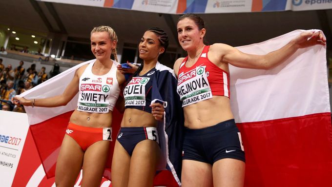 Zuzana Hejnová se raduje s dalšími medailistkami v závodě na 400 metrů na HME v Bělehradě..