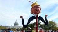 Nejvíc se ale protestující opřeli do prezidenta Donalda Trumpa a jeho stylu vládnutí.