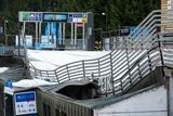 V největším krkonošském středisku Špindlerův Mlýn se ve čtvrtek dopoledne zřítila konstrukce nástupu lyžařů na čtyřsedačkovou lanovku na Pláně.