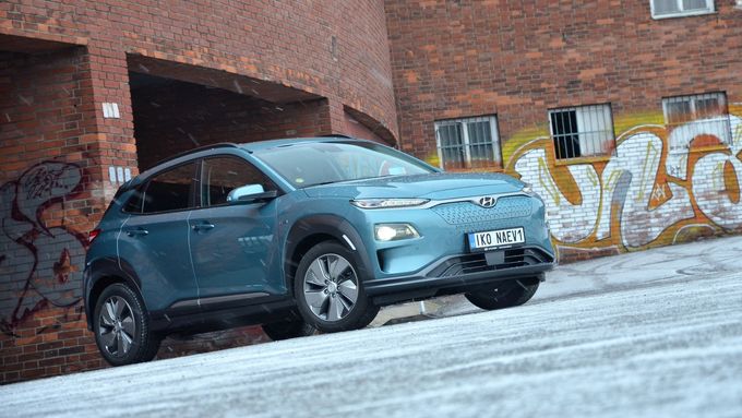 Elektroauto vs. zima jak z ruského filmu. Ujede Hyundai Kona do zásuvky aspoň 100 km?