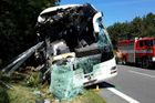 Německý autobus ve Švýcarsku narazil do dopravního značení, 13 lidí je zraněných