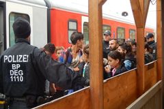 Hlavní trať mezi Salcburkem a Mnichovem zůstane kvůli uprchlíkům zavřená déle. Do půli října