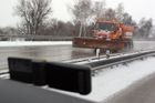 Na východě Česka v noci sněžilo, na silnice nižších tříd vyjely sypače