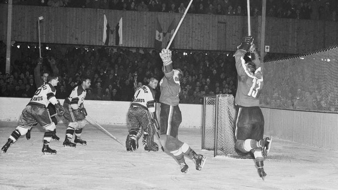 Radost československých hokejistů v zápase s Kanadou