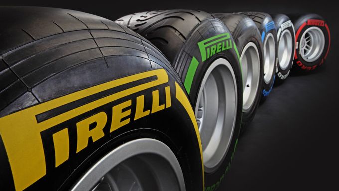 I když Pirelli má na skladě čtyři typy pneumatik na sucho (a dvě na vodu), na každý závod se vozí jen dvě směsi.