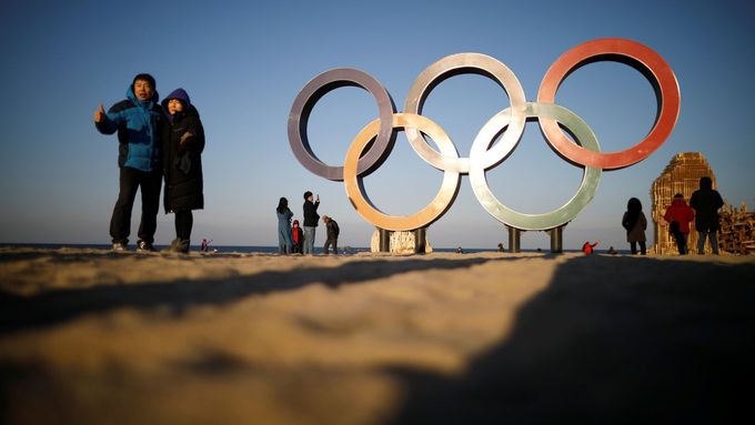 Korejci se fotí s olympijskými kruhy před začátkem zimních her v Pchjongčchangu.