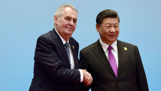 Ruku v ruce. Prezident Miloš Zeman se svým čínským protějškem Si Ťin-pchingem během návštěvy Číny v roce 2019.