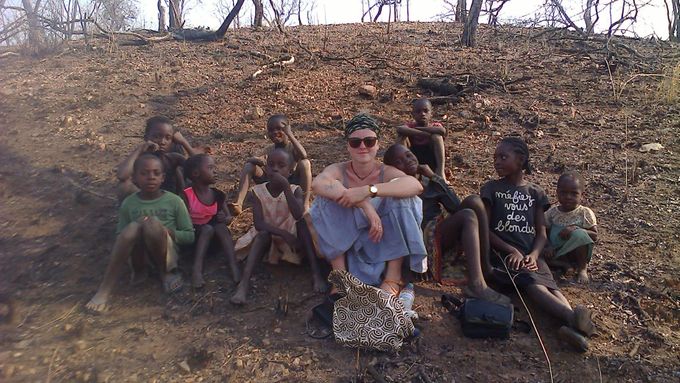 Tereza Tučková s dětmi v zambijské vesnici.