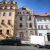 Prázdné domy v okolí Pražského hradu
