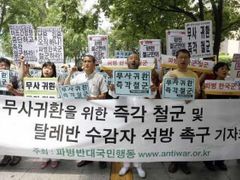 Demonstrace na podporu zadržovaných lidí v Soulu.