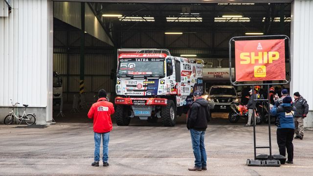 Ze souše na moře. Tak zní už léty prověřený model transportu závodní techniky na jihoamerický Dakar.